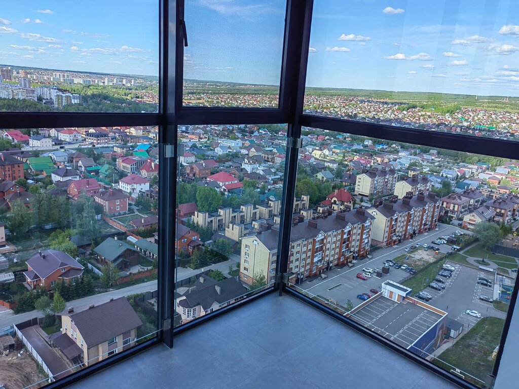 Панорамное витражное остекление углового балкона на высоком этаже